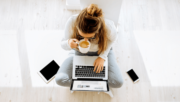 person reading the medstudy blog on their computer while drinking coffee 